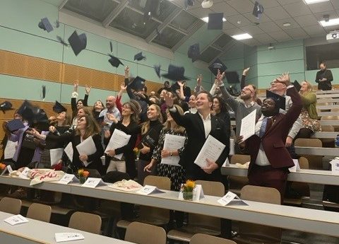 Candidats dans une salle d'attente pour un potentiel outplacement